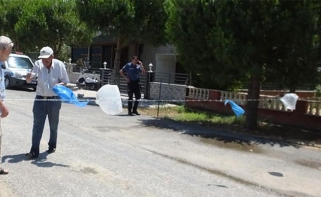 'Bu cadde benim' dedi, tel çekip yolu kapattı