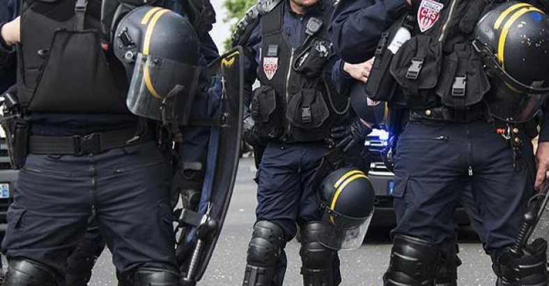 Fransız polislere, coplu tecavüz suçlaması