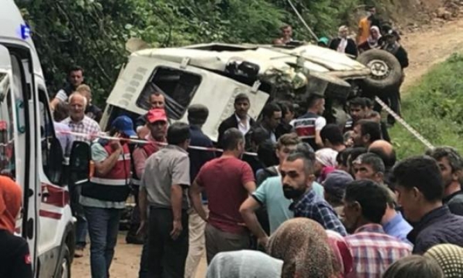 Yolcu minibüsü dereye devrildi! Ölü ve yaralılar var