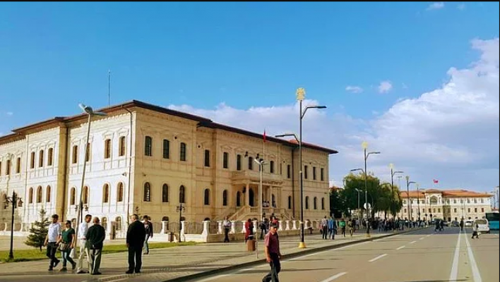 AKP'li belediye adını değiştirecekti: Sivas’taki İstiklal Caddesi için Vali devreye girdi
