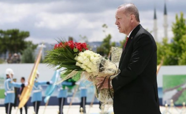 Erdoğan, 15 Temmuz Şehitler Anıtı'na çelenk bıraktı
