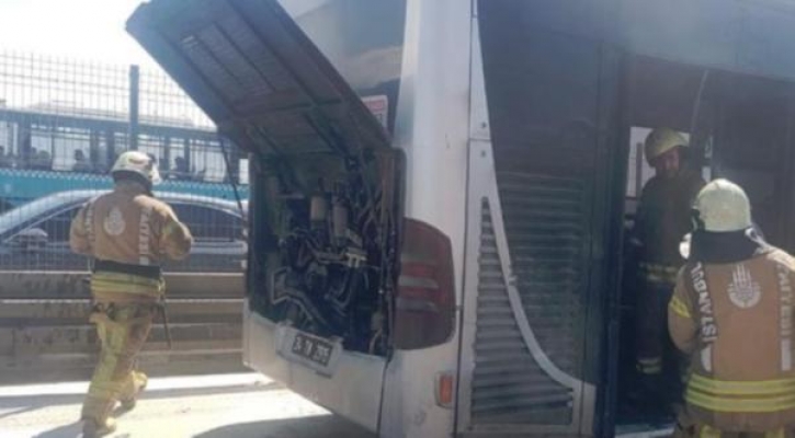 Seyir halindeki metrobüste yangın paniği