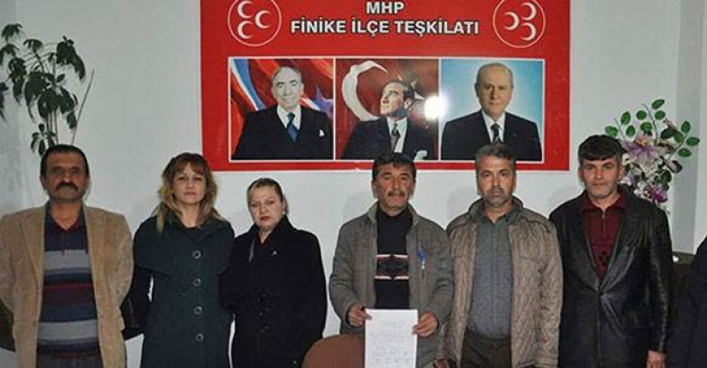 MHP'de 9 istifa birden