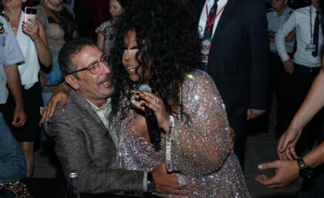 Bülent Ersoy, Cem Özer'in kucağına oturdu
