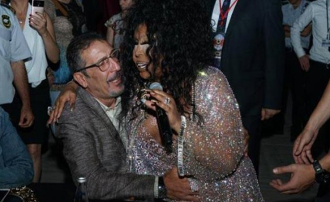 Bülent Ersoy, Cem Özer’in kucağına oturdu