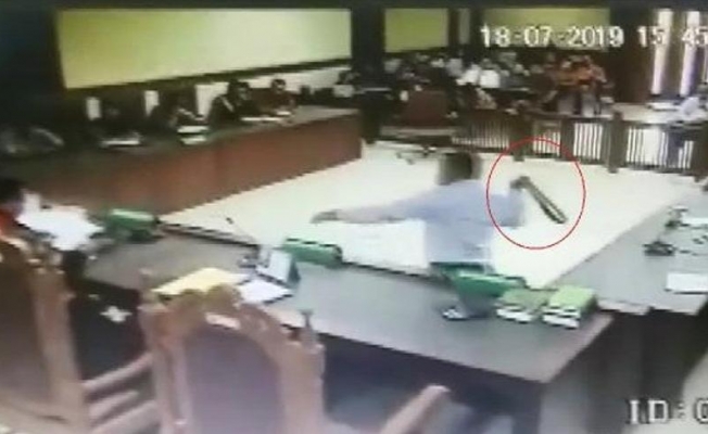 Sinirlenen avukat hakime kemerle saldırdı!
