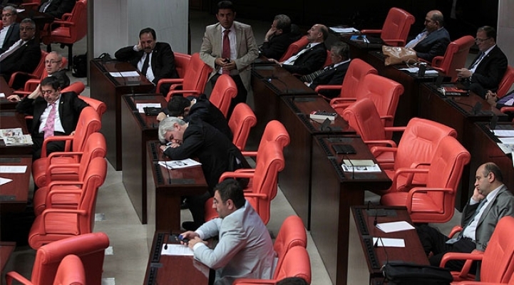 Meclis neden işlevsizleşti: Bütün suç 'turuncu' koltuklarda