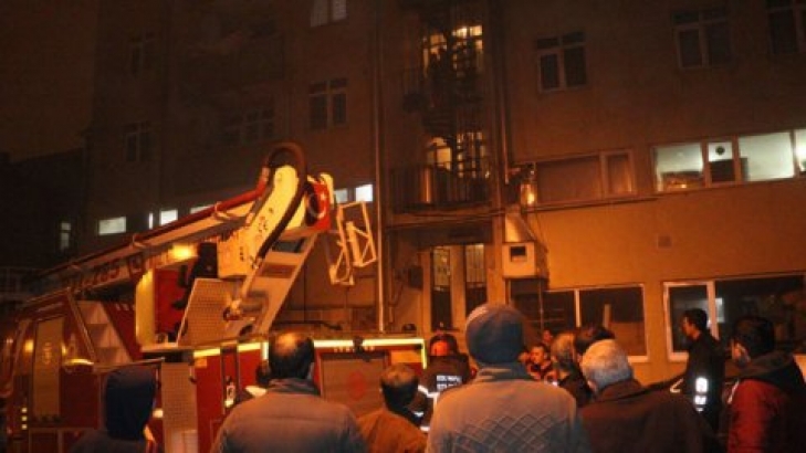 Çocuklarını benzinle yakma tehdidiyle rehin aldı