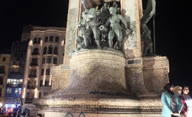Taksim Cumhuriyet Anıtı da sprey boyadan nasibini aldı: 'Mehmet' aranıyor