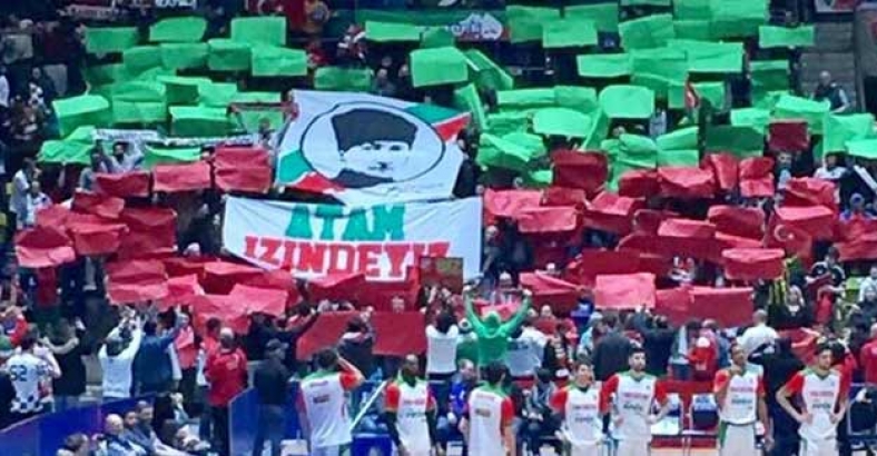Almanya'da salonlar İzmir Marşı ile inledi!