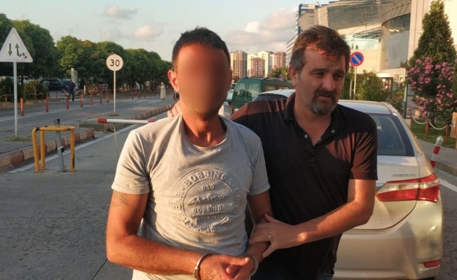 Uyuşturucudan ölen kişinin cenazesinde uyuşturucuya karşı pankart açıp uyuşturucuyla yakalandı