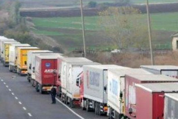 Suudi Arabistan Türk TIR'larını gümrük kapılarında bekletiyor: Tonlarca meyve sebze çürüdü