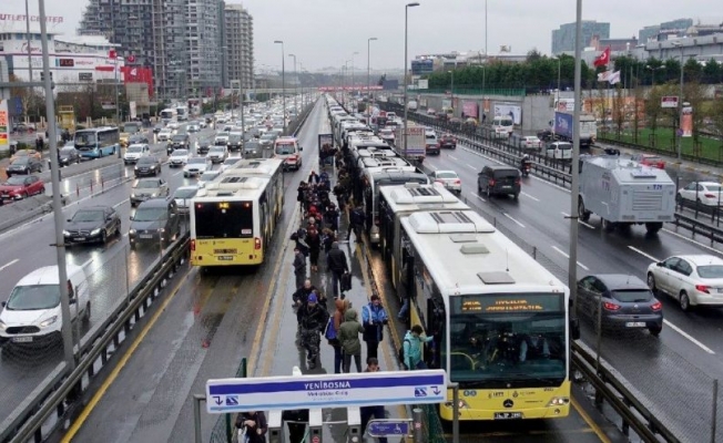 Metrobüste yangın: Seferler durdu
