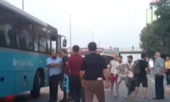 VİDEO | Kendisine çarpan kamyonu peşledi, yolculardan dayak yedi