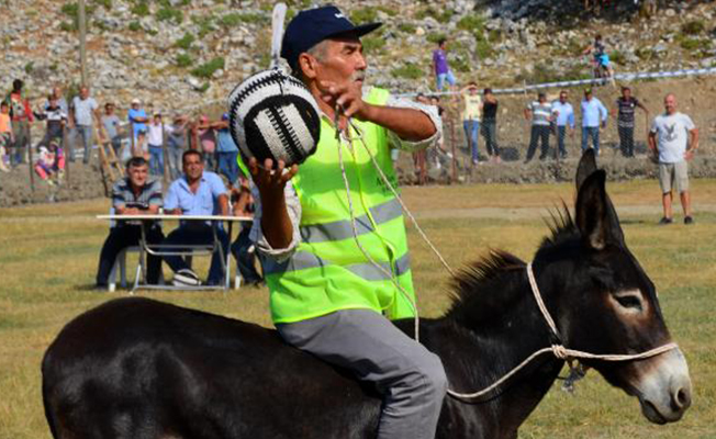 ÖZEL | Boğa güreşinden sonra, eşek sırtında futbol oynadılar