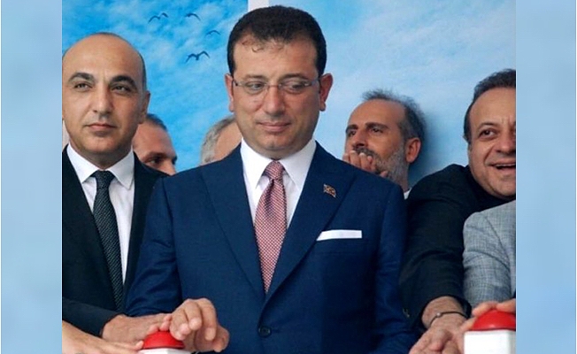 Ölümsüz fotoğraf: 'Makaracı' Bağış 'Yeliz'in eline bastı, yerine İmamoğlu utandı