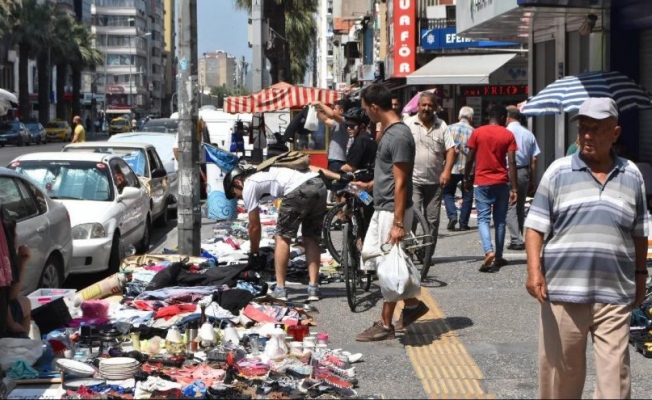 İzmir’in göbeğinde ‘ne alırsan 1 TL’
