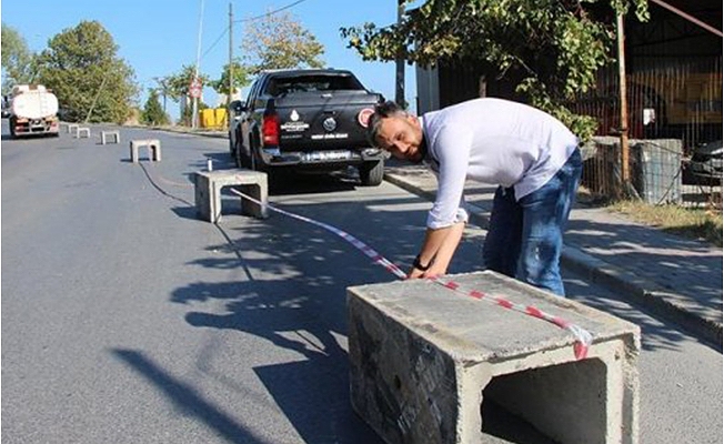 Burası İstanbul: 'Yol benim' deyip trafiğe kapattı