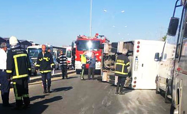 İşçilerin can pazarı servis kazaları durmuyor: İşçi servisiyle kamyonet çarpıştı: 22 yaralı