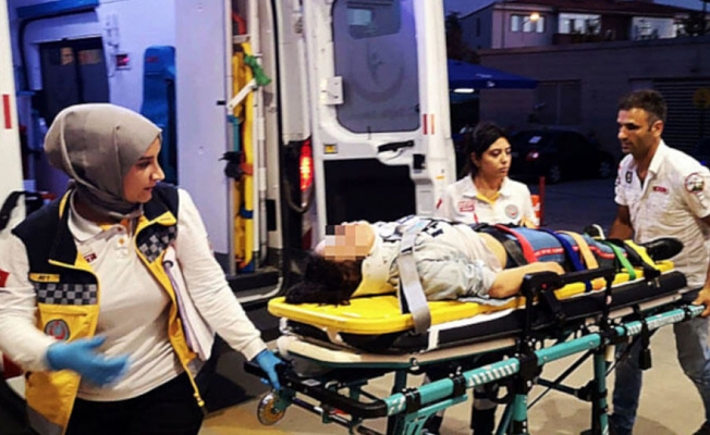 Kazadan burnu bile kanamadan kurtulan kızını döverek hastanelik etti