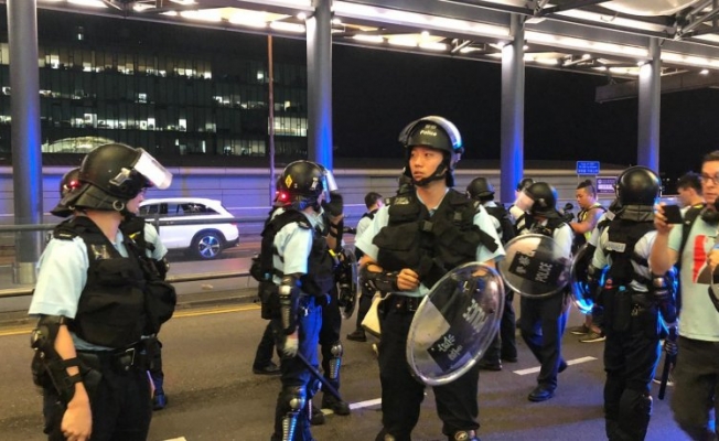 Hong Kong’da müdahale hazırlığı: Polis havalimanına girdi!