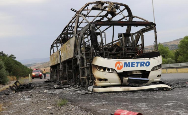 Metro otobüsü İstanbul yolunda alev aldı