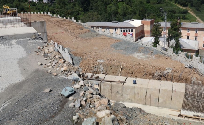 Mahalleyi 'Çin Seddi' gibi ayırdılar