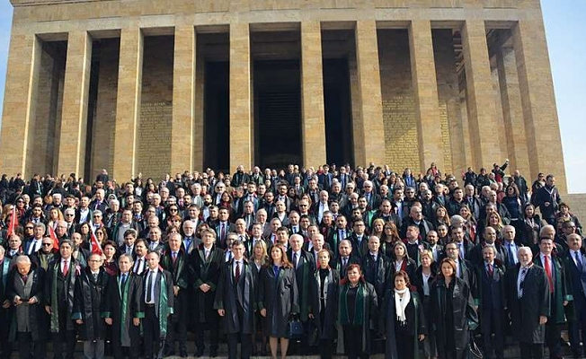 Hukukçulardan Saray'a ret, Atatürk'e evet!