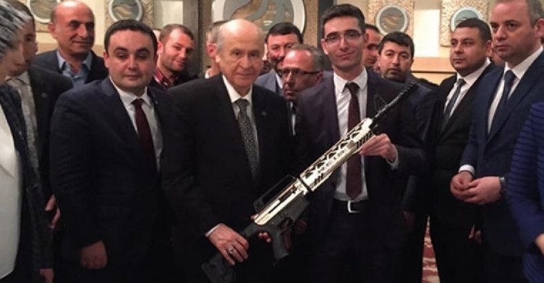 Tüfek hediye edilen Bahçeli: Şimdi El Bab'a girebiliriz