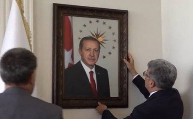 VİDEO | Büyükşehir kayyumu Atatürk'ün fotoğrafını indirip Erdoğan'ın fotoğrafını astı!