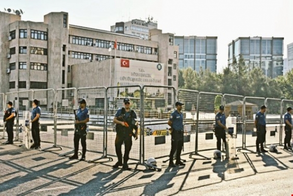'Kayyum' protestosuna polis saldırısı