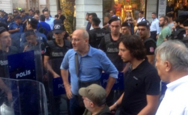 Polis Ahmet Şık'ı yerde sürükledi
