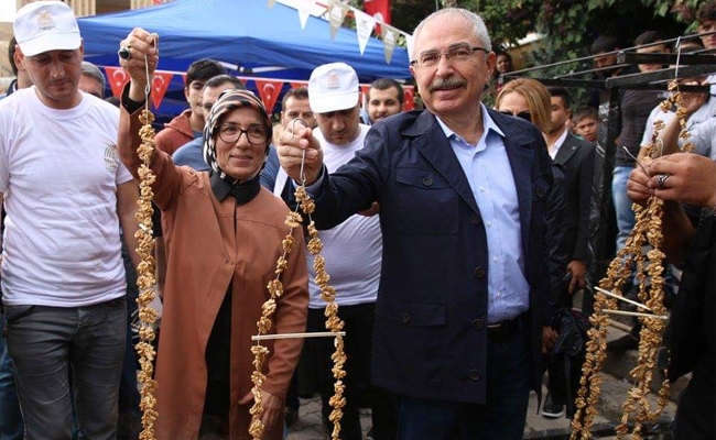 Üç aylık kayyumluğunda 165 bin liralık kuruyemiş yiyen vali yine geldi