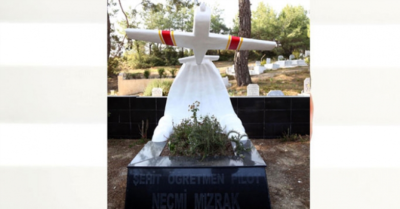Öğretmen pilota uçak mezar