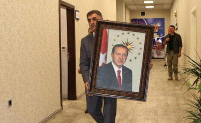 Kayyum darbesinde bugün: Belediye meclisini feshetti!