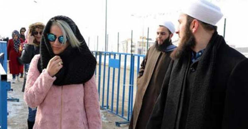 Cübbe ve sarıklarla kış festivalinde Kuran'ı Kerim dağıtmak istediler
