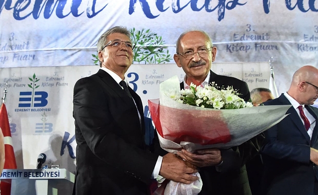 Kitapseverler Ölmez Ağacın Gölgesi'nde buluştu