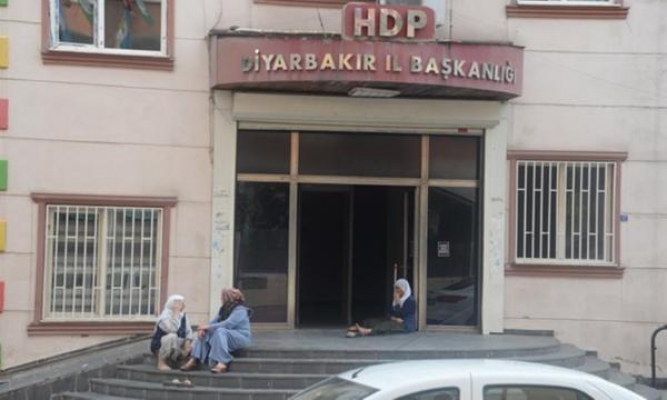 ‘Oğlumu kaçırdılar’ dedi, HDP binası önünde eylem yaptı
