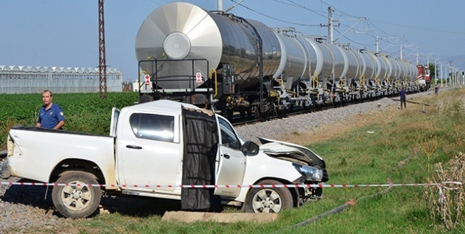 Yük treni kamyonete çarptı: 1 ölü, 1 yaralı