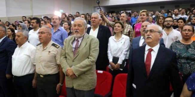 Skandal: Sunucu İstiklal Marşı’nı unutunca...