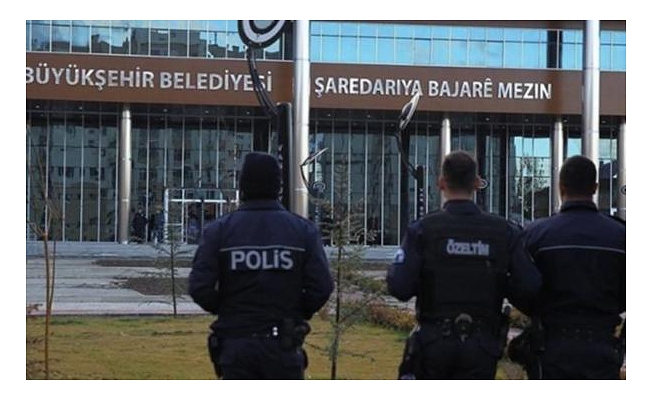 Van'da 8 belediye meclis üyesi görevden alındı