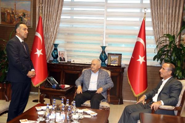 Binali Yıldırım'ın Bitlis ziyaretinde tepki çeken kare!