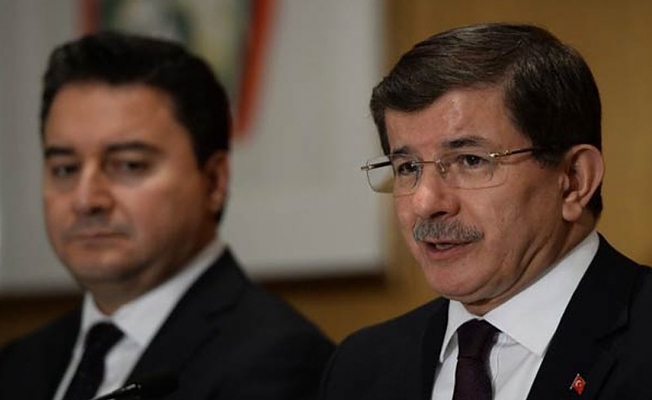 İlginç karşılaştırma: Birinin arkasında 'ego', diğerinde Gül var