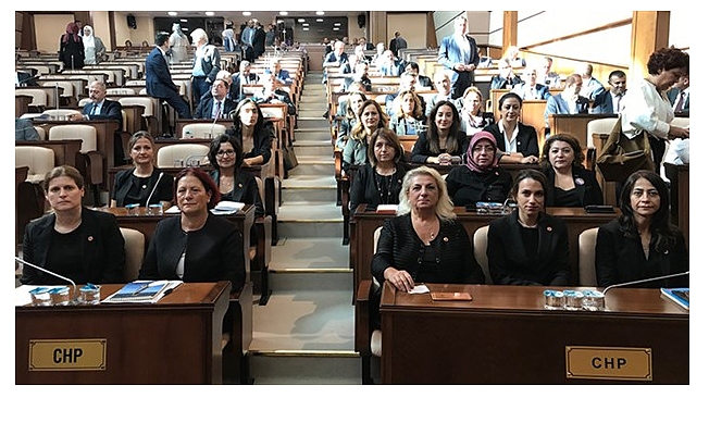 Kadın cinayetlerine dikkat çekmek için siyah giyindiler