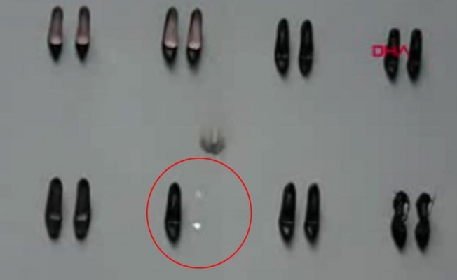 Utanç duvarındaki ayakkabıyı sökmeye çalıştı