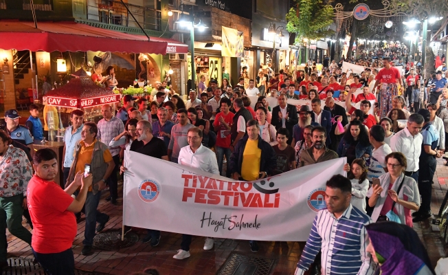 Tiyatro festivalinde karnaval gibi yürüyüş