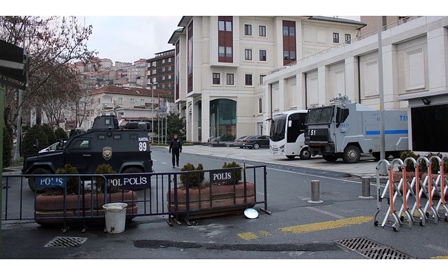 Bir eylem de onlar başlattı: AKP önünde toplanma başladı