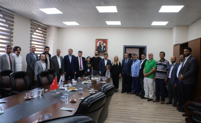 Davutoğlu'dan Alevilere ziyaret
