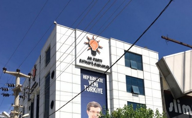 İşçiler AKP binası önünde gözaltına alınıyor