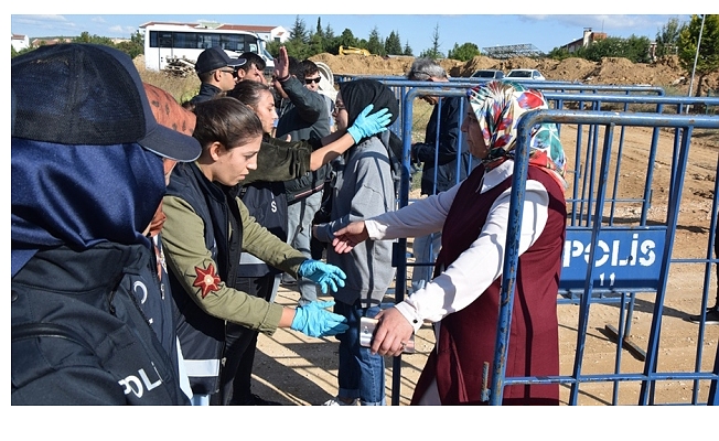 Yanında kadın olmayan erkekler maça giremedi